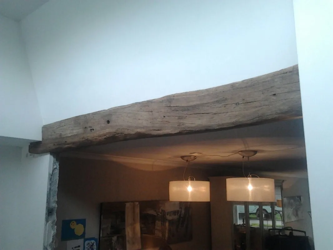 Oude eiken balk verwerkt in interieur door Jos Verhoeven Bouw