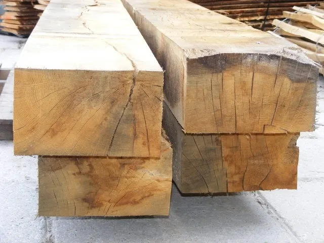 Eiken balken voor rustieke meubelen bij Jos Verhoeven Bouw