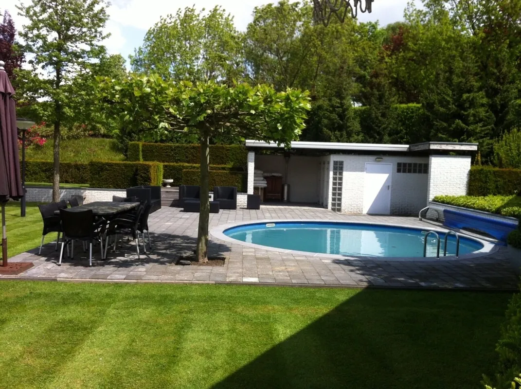 Tuinaanleg door Jos Verhoeven Bouw met zwembad en terras
